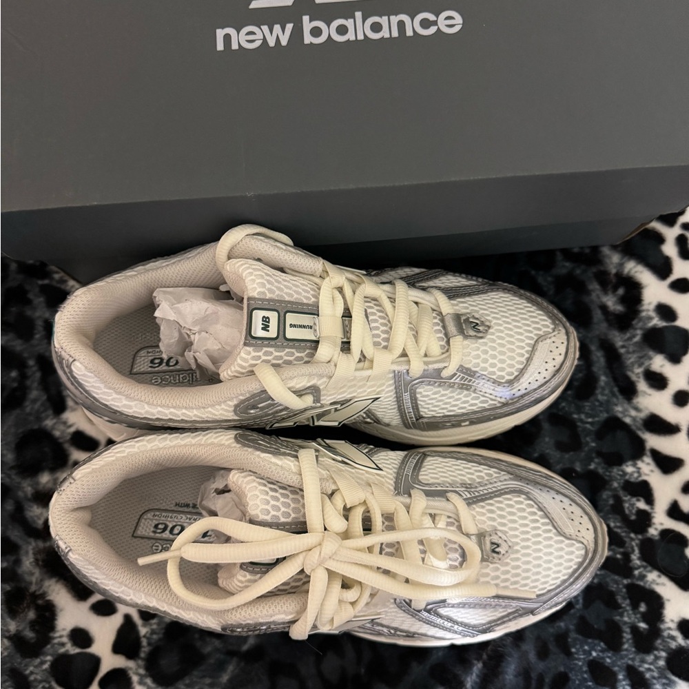 New Balance 1906R
Sz: 7(men) 8.5(women) - Picture 6 of 8
